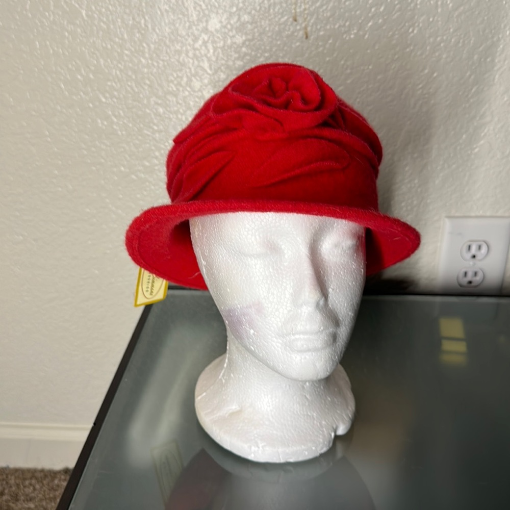 NWT. Woman’s Jeanne Simmons red wool hat. With flower bow. One size.